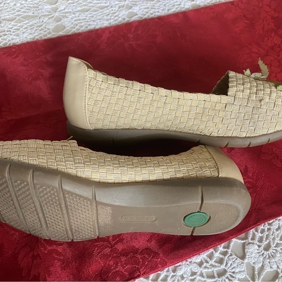 COMFORTVIEW shoes, beige color with flowers details, size 10.5, super cute - Picture 4 of 8